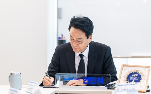 안민석 경기 교육감이  ‘교권보호단’ 신설을 위한 서류에 결재를 하고 있다.(사진=경기도교육청)