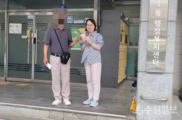 지난 6월 동행정복지센터에서 주민등록증을 발급받은 강모씨(왼쪽)가 김경숙 베테랑팀장과 기념촬영을 하고 있다. (사진=수원시)