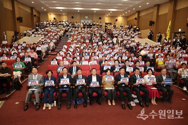 13일 국회의원회관에서 열린 ‘중부권 광역급행철도(JTX) 추진 촉구를 위한 국회 토론회’ 참석자들이 함께 하고 있다. (사진=안성시)