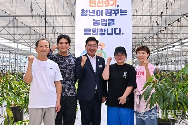 전진선 양평군수(가운데)가 청년농업인들과 함께 하고 있다. (사진=양평군)