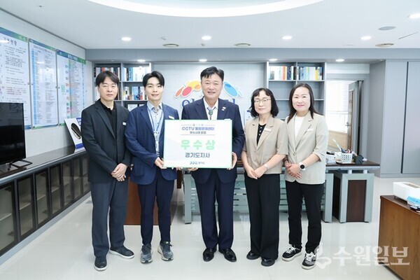 성수석 이천시장(가운데)이 ‘고층 건물 옥상의 자가세정 CCTV 관제 운영 성과 우수상 수상을 자축하며  관계자들과 기념촬영을 하고 있다. (사진=이천시)