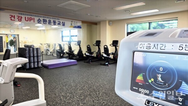 연무마을 어울림터 3층 건강생활지원센터 운동실에 노인 특화 운동기구들이 배치돼 있다.(사진=수원시)
