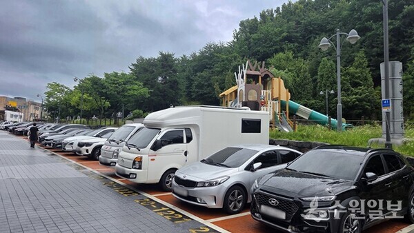 퉁소바위공원 주변을 리모델링해 주차면수를 확대한 연무마을 주차장.(사진=수원시)