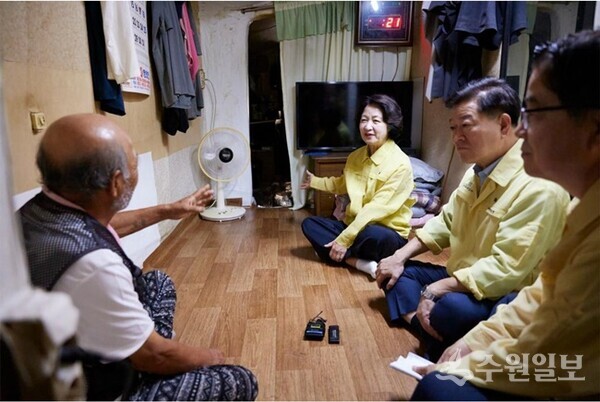 14일 오전 추미애 경기도지사가 박승원 광명시장과 광명시 뚝방길 인근 주민 집을 찾아 냉방 여건과 건강 상태를 확인하고 있다. (사진=경기도)