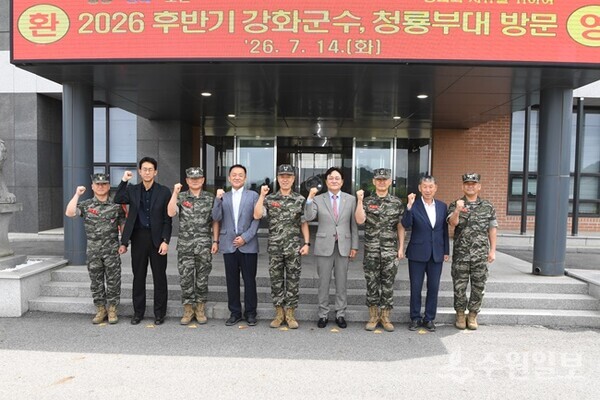강화군은 14일 해병대 제2사단을 방문, 접경지역 현안 및 민·군 상생을 위한 협력 방안을 논의했다. 왼쪽부터 이건철 주임원사, 윤 현 총무팀장, 박재필 행정부사단장, 주우종 행정국장, 최영길 사단장, 박용철 강화군수, 현우식 작전부사단장, 전재만 안보자문관, 강지혁 참모장. (사진=강화군)