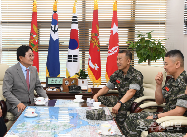 박용철 강화군수(왼쪽)가 최영길 사단장(가운데), 현우식 작전부사단장과 접경지역 현안 및 민·군 상생을 위한 협력 방안을 논의하고 있다. (사진=강화군)