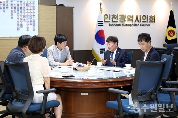 남종섭 경기도의회 의장(오른쪽 두번째)이 15일 인천광역시의회를 방문, 박종혁 인천광역시의회 의장(가운데) 등을 만나 간담회를 갖고 있다. (사진=경기도의회)