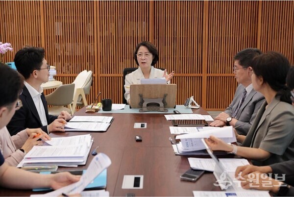 15일 오전 경기도청에서 추미애 경기도지사가 관련 경기도청 실·국장 등과 제2차 반도체 초격차 전략회의를 하고 있다. (사진=경기도)