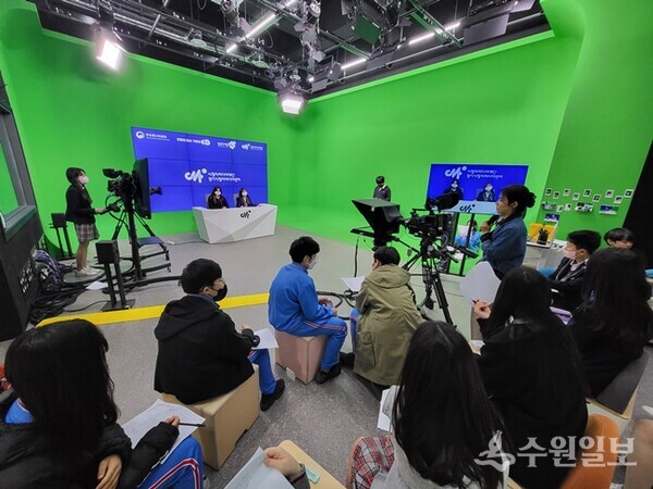 청소년들이 시청자미디어재단 경기센터에서 유형별 맞춤형 미디어 교육 프로그램에 참가하고 있다. (사진=시청자미디어재단 경기센터)