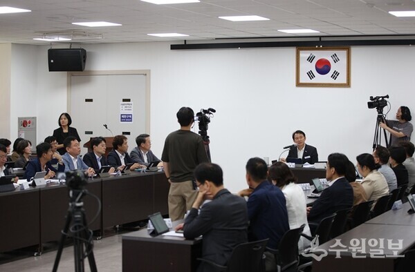 최현덕 남양주시장(정면)이 민선9기 첫 시정현안회의를 갖고 있다. (사진=남양주시)