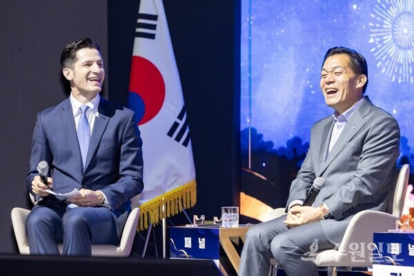 이재준 시장과 알베르토 몬디씨가 토크콘서트에서 웃으며 대화를 나누고 있다. (사진=수원시)