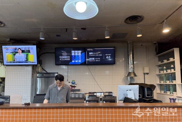 '김범연커피' 카페에 설치한 한국 독립 기술의 카이저 제빙기(왼쪽), 스트롱홀드 로스터기(오른쪽 덕트 아래쪽), 미네랄메이커 시그니처 프로 정수시스템(오른쪽) 등의 앞에서 김범연 대표가 커피를 준비하고 있다. (사진=김진호 기자)
