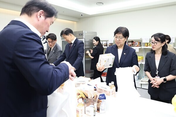 정은경 보건복지부 장관과 최태원 대한상공회의소 회장이 20일 화성특례시 나래울복지관 그냥드림에서 그냥드림 꾸러미를 만들고 있다. (사진=화성시)