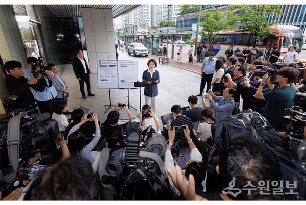 추미애 경기도지사가 20일 오후 성남시 판교역 동편 정류소 인근에서 경기편하G버스 확대 관련 기자회견을 갖고 있다. (사진=경기도)