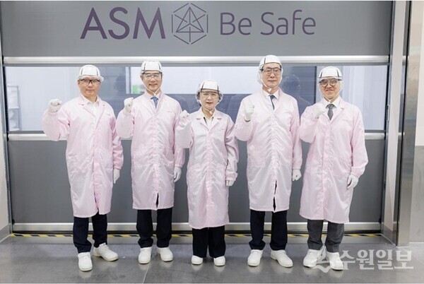 21일 오전 화성특례시 ASM 화성캠퍼스에서 추미애 경기도지사(가운데), 정명근 화성시장(오른쪽 두번쨰), 이영석 ASM코리아 대표이사(왼쪽 두번째)가 클린룸 앞에서 기념촬영을 하고 있다. (사진=경기도)