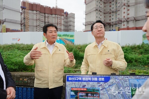 조용호 오산시장(왼쪽)이 정명근 화성특례시장을 만나 양산동과 병점역을 연결하는 보행동선 확보를 위해 삼미천 횡단 보행교 설치 필요성을 설명하고 있다. (사진=오산시)