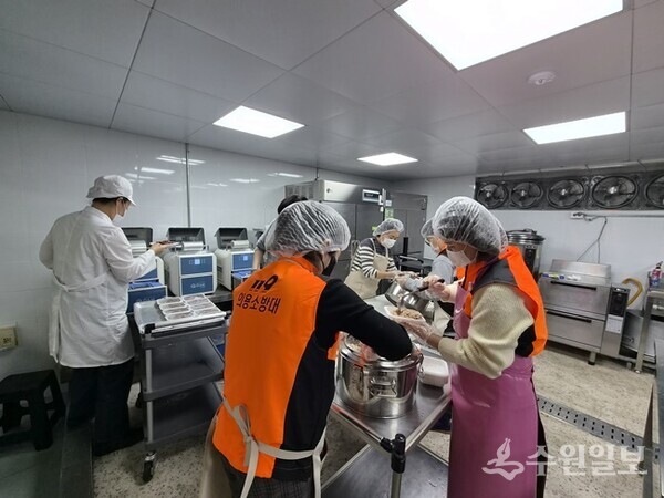 먹거리 취약계층에 전달할 학교급식 잔식을 포장하고 있다. (사진=수원시)