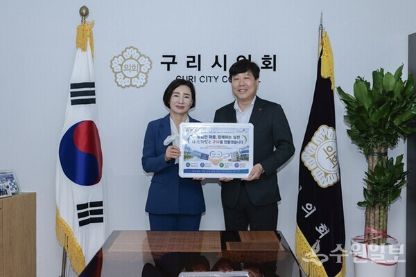 양경애 구리시의회 의장(왼쪽)과 김연승 국민건강보험공단 구리지사장이 업무협약을 체결한 뒤 기념촬영을 하고 있다. (사진=구리시의회)
