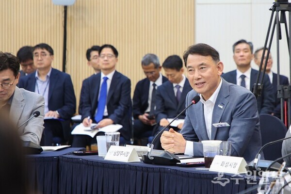 최현덕 남양주시장이 ‘민선9기 도지사-시장·군수 간담회’에서 희망 메시지를 발표하고 있다. (사진=남양주시)