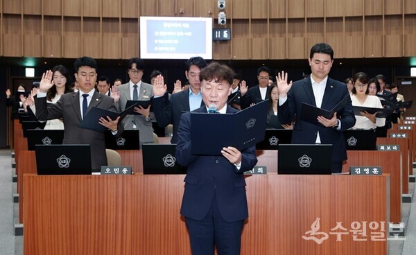 남종섭 경기도의회 의장이 청렴서약서를 대표로 낭독하고 있다. (사진=경기도의회)