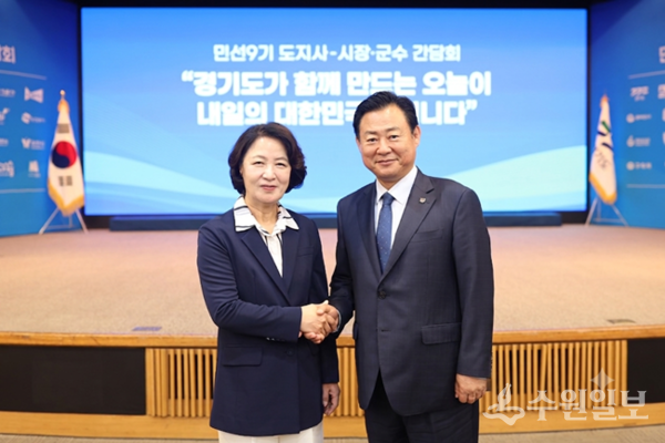 신동화 구리시장(오른쪽)이 민선 9기 도지사-시장·군수 간담회에서 추미애 경기도지사와 악수하며 상생 협력을 다짐하고 있다. (사진=구리시)