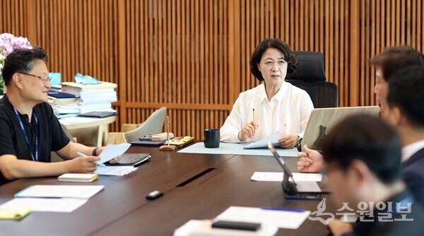 추미애 경기도지사가 23일 오후 도청사 집무실에서 제3차 경기미래투자공사 TF 전략회의를 주재하고 있다. (사진=경기도)