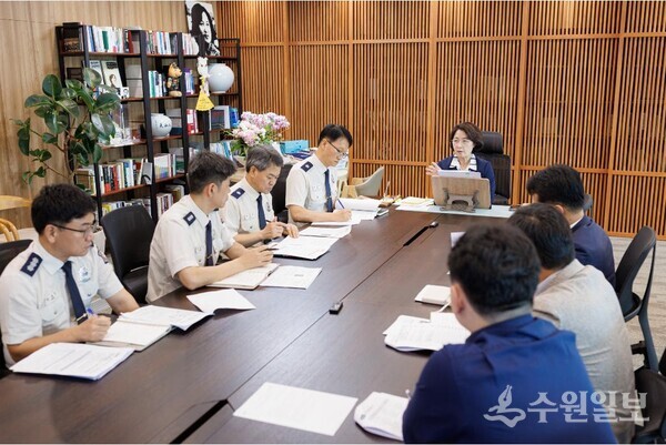 추미애 경기도지사가 22일 오후 경기도청 집무실에서 진행된 물류창고 화재안전 강화 전략 회의에서 발언을 하고 있다. (사진=경기도)
