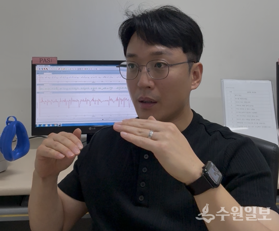 파킨슨병 동반 언어장애 치료 국내 최고 전문가인 신희백 대림대학교 언어치료학과 교수가 파킨슨병의 현 실태 등을 조목조목 설명을 하고 있다. (사진=대림대학교 언어치료학과) 