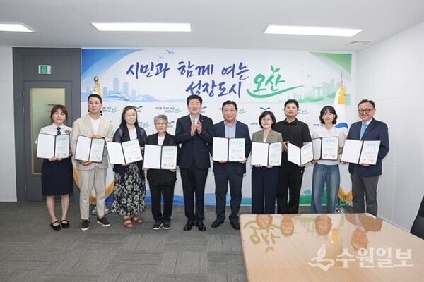 조용호 오산시장(왼쪽 5번째)이  22일 1388청소년지원단 위원들에게 위촉장을 전달한 뒤 기념촬영을 하고 있다. (사진=오산시)