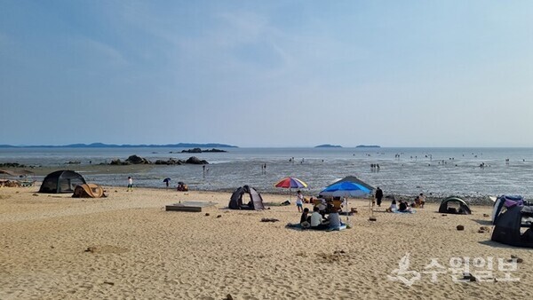 석모도에 있는 민머루해수욕장. 고운 백사장과 탁 트인 서해 풍경, 아름다운 낙조가 매력적이다. (사진=강화군)