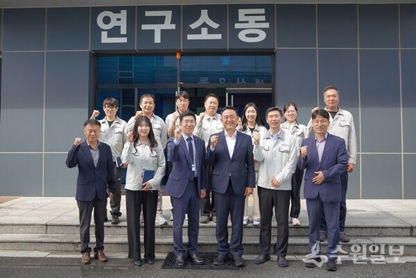 이충우 여주시장(앞줄 오른쪽 세번째)이 ㈜비씨월드제약 관계자들과 기념촬영을 하고 있다. (사진=여주시)