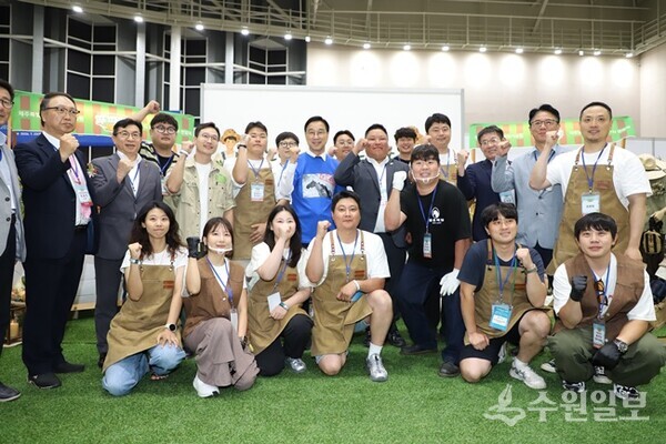제주특별자치도4-H연합회 청년농부관을 찾은 위성곤 제주도지사(뒷줄 가운데 파란색 티셔츠)와 함께 청년 농업인들이 제주 농업의 도약을 기원하며 기념포즈를 취하고 있다. (사진=제주의소리)