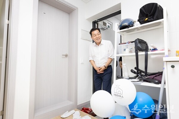 이재준 수원특례시장이 새빛하우스 집들이를 방문해 수리된 집을 살펴보고 있다. (사진=수원시)