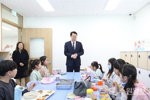 정명근 화성특례시장이 다함께돌봄센터에서 아이들에게 인사를 하고 있다. (사진=화성시)