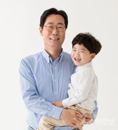 정명근 화성특례시장이 아이를 안고 있다. (사진=화성시)