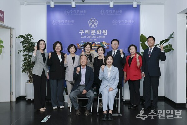 양경애 의장(앞줄 오른쪽) 등이 유관단체를 방문한뒤 기념촬영을 하고 있다. (사진=구리시의회)