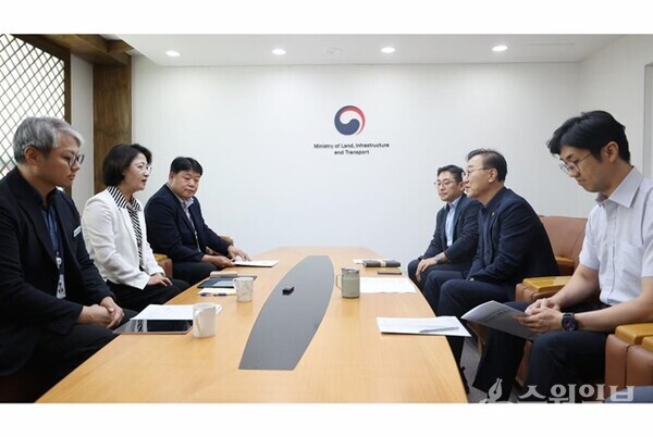 추미애 경기도지사가 김윤덕 국토교통부장관을 만나 경기남부광역철도 등에 대해 건의 하고 있다. (사진=경기도)