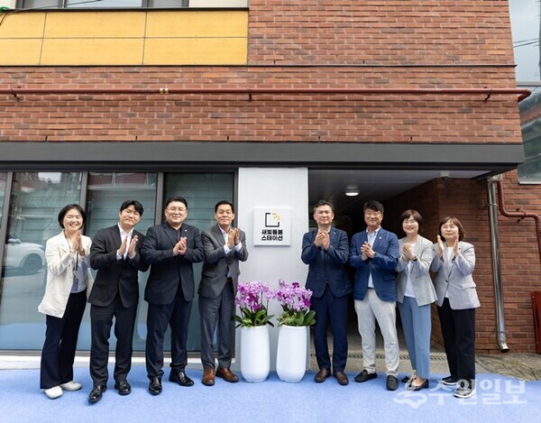 이재준 수원특례시장(왼쪽 네번째), 이철승 수원특례시의회 보건복지위원장(왼쪽 세번째) 등 참석자들이 현판 제막 후 함께하고 있다. (사진=수원시)