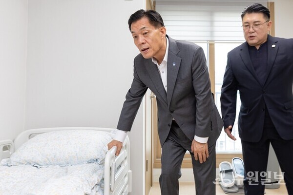 이재준 수원특례시장이 새빛돌봄스테이션 시설을 살펴보고 있다. (사진=수원시)