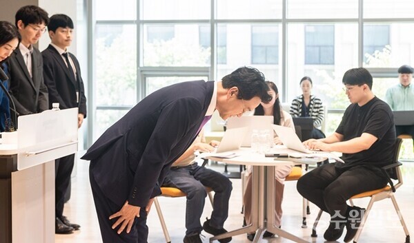 안민석 교육감이  교권보호전담관 모집에 큰 관심을 보인 지원자를 향해  감사 인사를 하고 있다.(사진=경기도교육창)