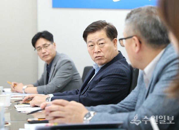 박승원 광명시장(정면)이 29일 오후 시청 영상회의실에서 열린 ‘광명시흥 3기 신도시 전문가 자문회의’에 참석해 전문가 의견을 경청하고 있다.(사진=광명시)