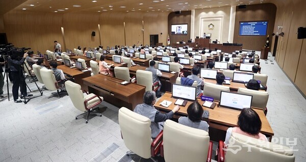 수원특례시의회가 29일 본회의장에서 제403회 임시회 제2차 본회의를 열고 상정 안건을 처리하고 있다(사진=수원시의회)