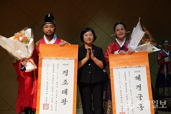 백영미 화성시 문화관광국장(가운데)이 2026 정조대왕·혜경궁홍씨로 최종 선발된 시민들과 기념촬영을 하고 있다. (사진=화성시)