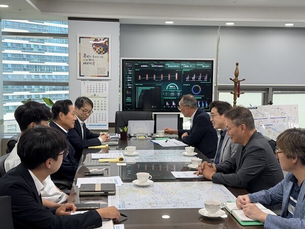 평택시가 국토교통부 대도시권 광역교통 위원장을 만나 ‘평택 30분 생활권’ 실현을 위한 주요 광역교통 현안을 논의하고 있다. 왼쪽 앞쪽부터 시계방향으로 대광위 위원장 비서관, 광역교통개선대책 담당 사무관, 김용석 대광위 위원장, 광역버스과장, 평택시 대중교통과장, 최원용 평택시장, 안전건설교통국장, 대중교통과 버스운영팀장. (사진=평택시)