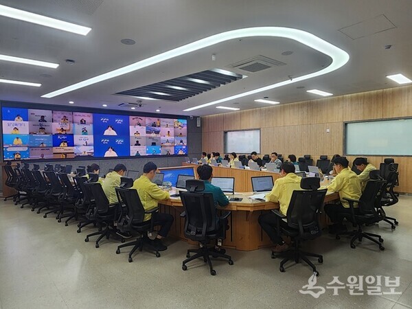 경기도가 30일 도청 재난상황실에서 김규식 안전관리실장 주재로 31개 시·군 폭염 대응 담당자들과 함께 ‘폭염대응 추진상황 점검 T/F 회의’를 갖고 있다. (사진=경기도)