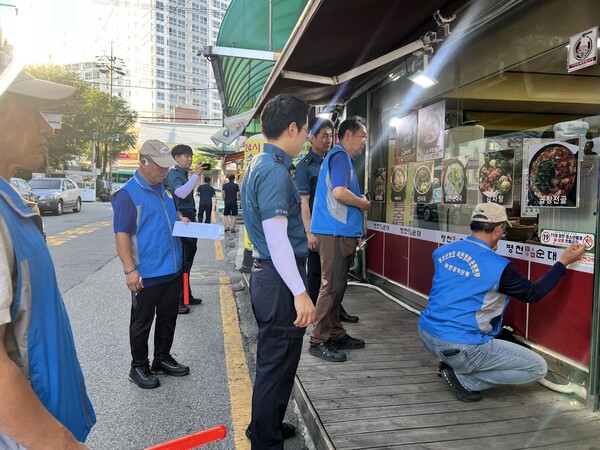 시흥시와 시흥경찰서, 청소년유해환경감시단 관계자들이 신천동 음식점을 방문해 유해환경 합동점검을 하고 있다. (사진=시흥시청)