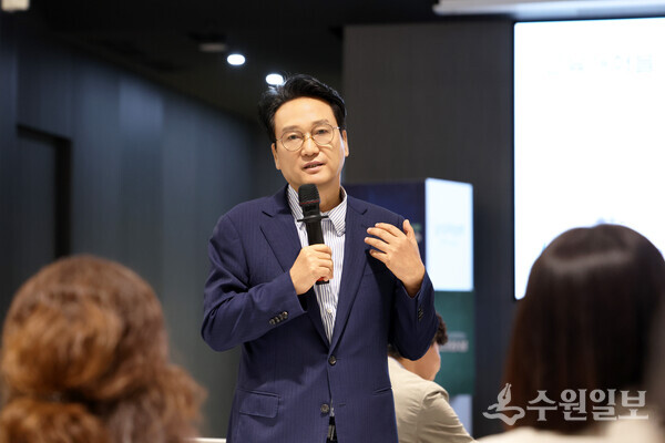 2026 교육전문직 임용예정자 직무연수 에서 안민석 교육감이 강의를 하고 있다.(사진=경기도교육청)