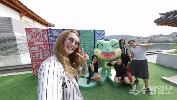 외국인 관광객들이 수원시 공식 캐릭터 수원이와 함께 기념사진을 찍고 있다.(사진=수원시)