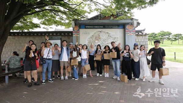 수원시 스포츠 로얄 투어에 참가한 외국인 관광객들이 수원화성 앞에서 기념촬영을 하고 있다.(사진=수원시)