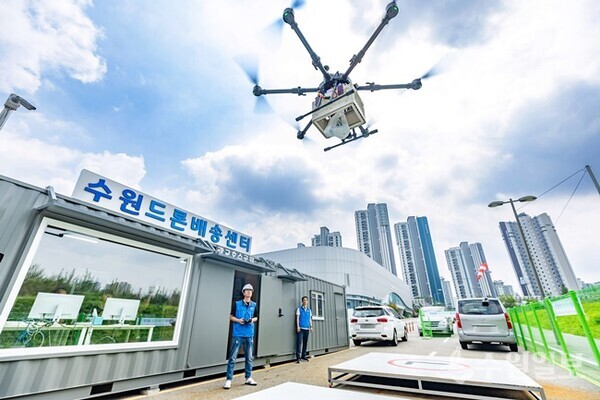 수원드론배송센터에서 관계자가 드론을 띄우고 있다.(사진=수원시)